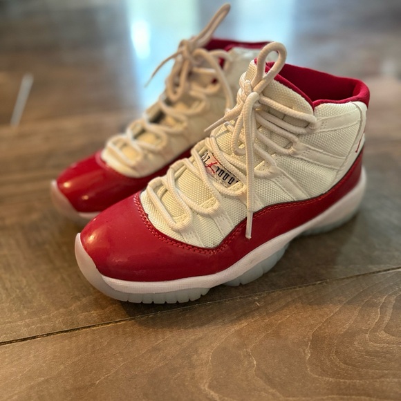Size 7W (GS) - Jordan 11 Retro Mid Cherry - Picture 1 of 1